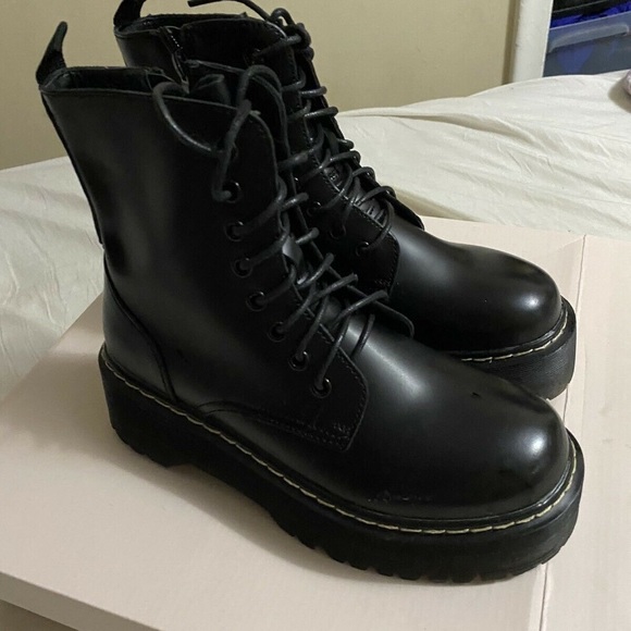 Ankle boots new with box …. Like u have dr martens shoes ,good sole - Picture 6 of 6